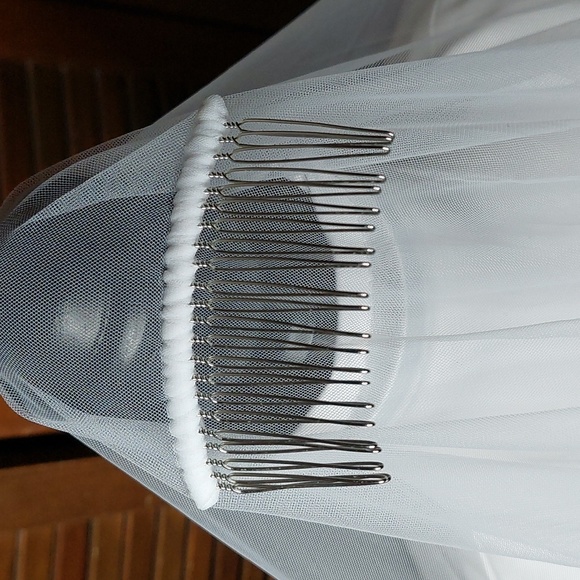 White Fingertip Ruffle Edge Wedding Veil With Comb - Picture 9 of 10
